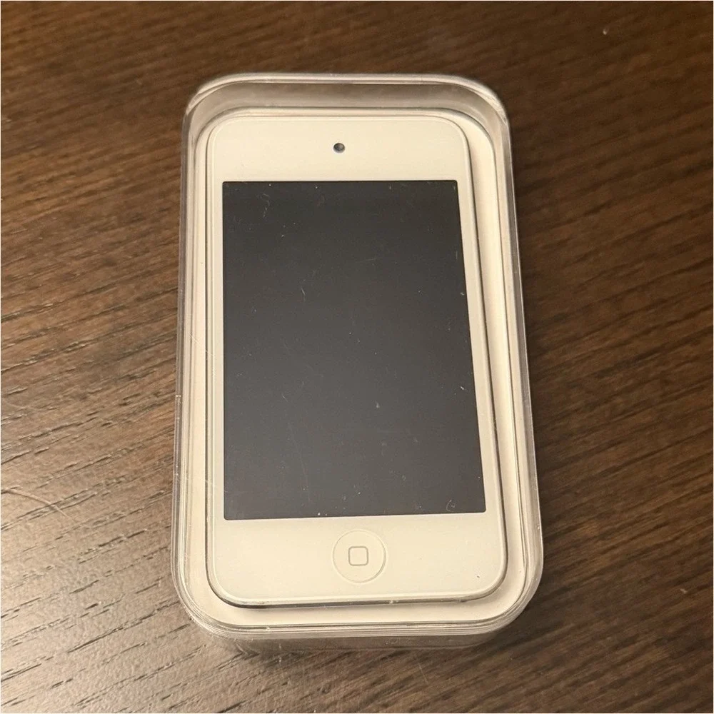 Apple iPod Touch 4th Gen 16GB White ME179LL/A - BUNDLED